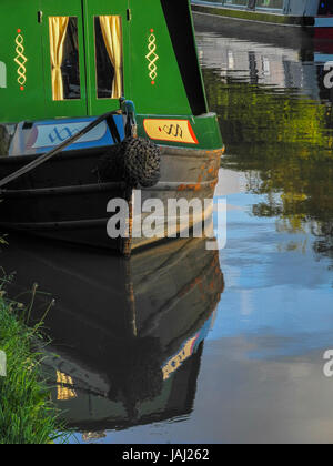 Eine angelegte Kanal Lastkahn und Reflexion im Wasser der Shropshire Union Canal an einem sommerlichen Abend Spaziergang in der Nähe von audlem, Cheshire, England, Großbritannien Stockfoto