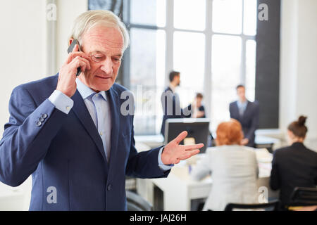 Senior als Rechtsanwalt oder Berater machen Anruf mit smartphone Stockfoto