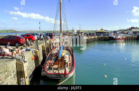 Padstow, Cornwall, UK - 6. April 2017: Old fashioned Vintage Segelboot vor Anker auf der Hafenmauer in der kornischen Angeln Padstow, als peo Stockfoto