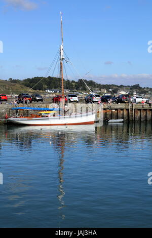 Padstow, Cornwall, UK - 6. April 2017: Old fashioned Vintage Segelboot vor Anker auf der Hafenmauer in der kornischen Angeln Padstow, als peo Stockfoto