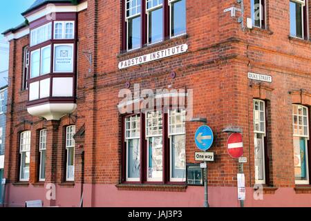 Padstow, Cornwall, UK - 6. April 2017: Außen den Padstow Institut roten Backsteinbau an der Ecke der Duke Street, auch mit Padstow mus Stockfoto