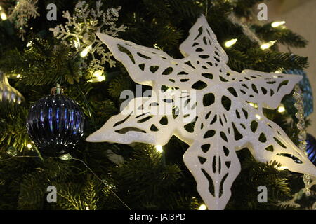 Weihnachts-Dekorationen auf dem Baum Stockfoto