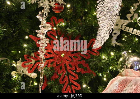 Weihnachts-Dekorationen auf dem Baum Stockfoto