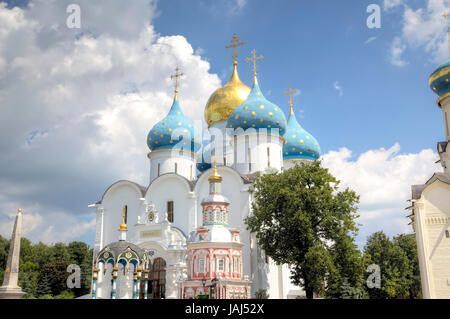 Kathedrale der Himmelfahrt der Jungfrau Maria. Dreifaltigkeitskirche St. Sergius Lavra. Sergijew Posad, Russland. Stockfoto