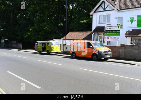 Wohnmobil VW aufgeschlüsselt unterstützt durch den RAC am Straßenrand. Stockfoto