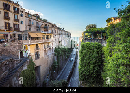Straßen von Sorrento, beliebter Ferienort in der Bucht von Neapel in Süditalien Stockfoto