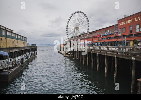 Seattle Waterfront und Great Wheel Stockfoto