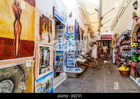 Touristen, die Einkaufsmöglichkeiten für Souvenirs In der Stadt Lindos, Rhodos, Griechenland Stockfoto