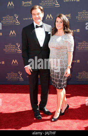 2017 Daytime EMMY Awards Ankünfte statt im Pasadena Civic Center.  Mitwirkende: Dr. Mehmet Oz, Frau Lisa Oz Where: Los Angeles, California, Vereinigte Staaten von Amerika bei: 30. April 2017 Credit: Adriana M. Barraza/WENN.com Stockfoto