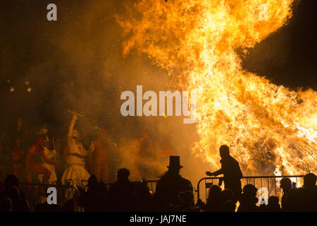 Szenen aus dem 30. jährlichen Beltane Feuer-Festival auf dem Calton Hill in Edinburgh stattfindet.  Mitwirkende: Feurige Heiden wo: Edinburgh, Vereinigtes Königreich bei: Kredit-30. April 2017: Euan Cherry/WENN.com Stockfoto