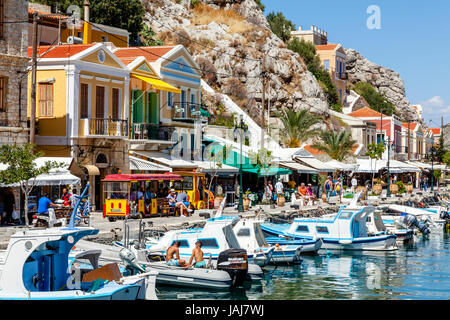 Bunte Boote, Hafen, Symi Fischerinsel, Dodekanes, Griechenland Stockfoto