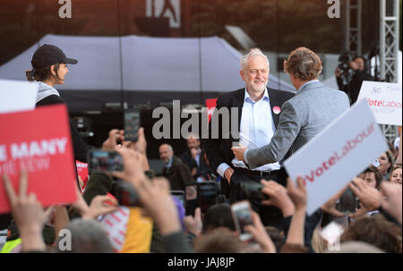 Labour-Chef Jeremy Corbyn grüßt Saffiyah Khan bei einer Kundgebung in Birmingham bei den allgemeinen Wahlen Wahlkampf. Stockfoto