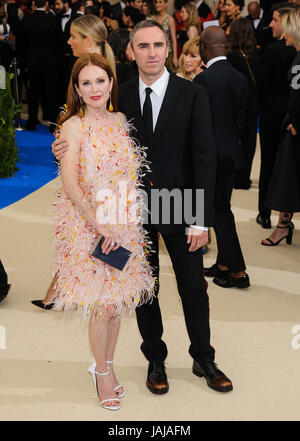 Der Met Gala 2017 - Ankünfte Mitwirkende: Julianne Moore wo: New York, Vereinigte Staaten von Amerika als: 1. Mai 2017 Credit: WENN.com Stockfoto