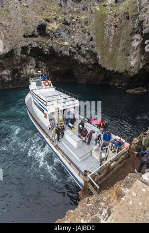 Channel Islands Nationalpark, Kalifornien, USA - 4. Juni 2017: Touristenboot auslagern Passagiere in Cliffside Bucht auf Anacapa Island. Stockfoto