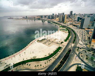 Die Bucht von Luanda und Marginal in Angolas Hauptstadt Luanda. Stockfoto