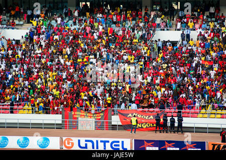 LUANDA, ANGOLA - 4. Juli 2015: Angolanische Fans freuen auf Angola nimmt auf Südafrika in der Gruppenphase der afrikanischen Nationen Meisterschaft 2015 in Lu Stockfoto