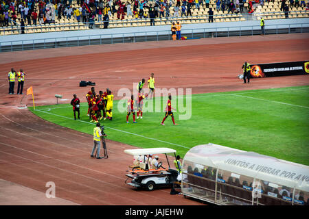 LUANDA, ANGOLA - 4. Juli 2015: Angola nimmt Südafrika in der Gruppenphase der afrikanischen Nationen Meisterschaft 2015 in Luanda an der 11 de Novemb Stockfoto