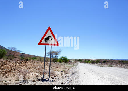 Straßenschild, Elefanten, die die Straße überqueren, Namibia. Stockfoto