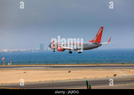 ARECIFE, Spanien - 16. April 2017: Boeing 737-800 der Jet2 mit der Registrierung G-JZHG-Landung am Flughafen Lanzarote Stockfoto