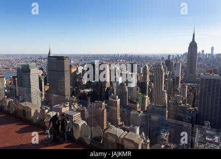 Blick auf die Skyline von Manhattan und Empire State Building, von der Spitze des Felsens, Rockefeller Center, New York City Stockfoto