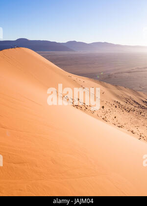 Menschen beobachten Sonnenaufgang Form die Düne 45 im Bereich Sossusvlei der Namib-Wüste in Namibia. Stockfoto