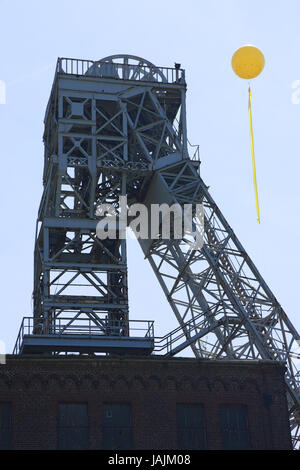 Die Standorte der ehemaligen Bergwerke, Deutschland, Oberhaus, Ruhr Gebiet, North Rhine-Westphalia, Oberhausen-Sterkrade, Zeche Sterkrade, Hebezeug Frame, Malakowturm, Malakoffturm, route der Industriekultur wählen Sie Ruhr 2010, Kulturhauptstadt Europas im Jahr 2010, Kohle Bergbau im Bereich Ruhr Großprojekt der Bucht Zeichen vom 22.05 bis 30.05.2010 nach einer Idee von Volker Bandelow, gelbe Luftballons und langen Fahnen , Stockfoto