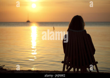 Belize, Caye Caulker, Meer, Stuhl, Frau, sitzen, Sonnenuntergang, kein Model-Release, Stockfoto