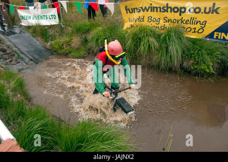 Mountain Bike Bog Schnorcheln Championships, Llanwrtyd Wells, Wales, UK, bog wo Konkurrenten versuchen, durchlaufen ein walisischer Kurs. Stockfoto