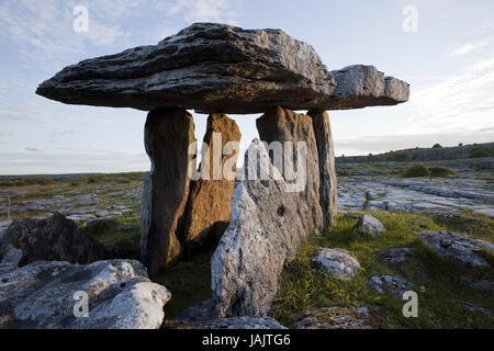 Irland, county Clare, Burren, Karstland, Poulnabrone Dolmen, Stockfoto