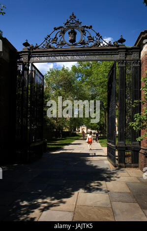 Ein Eingangstor zum Yale University in New Haven, CT Stockfoto