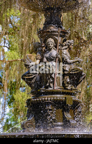 Alter Brunnen der Musen auf einem botanischen Garten in Rio De Janeiro Stockfoto