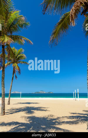 Leblon-Strand in Rio De Janeiro mit Cagarras Inseln im Hintergrund Stockfoto