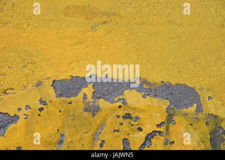 Lebhaft gelb lackiert rauen Beton Wand oder Boden Textur-Hintergrund Stockfoto