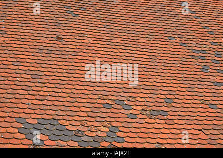 Alten verwitterten Vintage traditionelles rot braun Keramik Dach Fliesen Muster Hintergrund, Nahaufnahme, niedrige Winkel-Seitenansicht Stockfoto