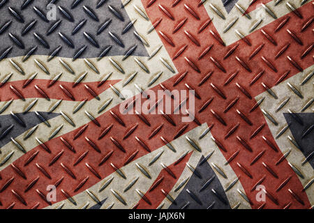 Alten Grunge Vintage wellig UK Großbritannien Nationalflagge-Hintergrund auf anti-Rutsch geprägt Stahl Metallplatte Textur Stockfoto