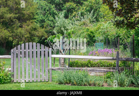 Tor zu einem Garten in Wainscott, New York Stockfoto