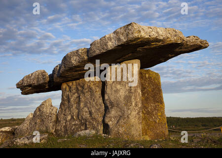 Irland, county Clare, Burren, Karstland, Poulnabrone Dolmen, Stockfoto