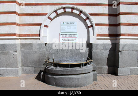 Trinkwasser-Brunnen am Gebäude in Sofia Mineral-Bäder Stockfoto