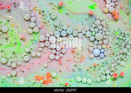Bunten und schönen Effekt der Wasserfarbe und Öl mischen. Bunte abstrakte Bläschen Stockfoto