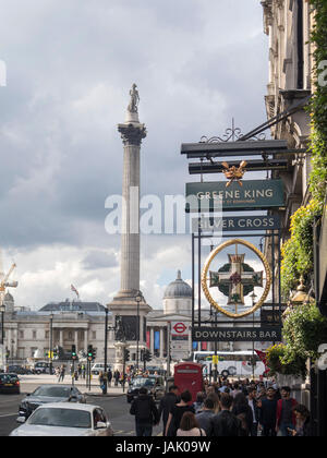 Silver Cross Pub mit Nelson Säule, Whitehall, London, England Stockfoto