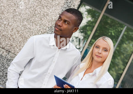 Junge Erfolgreiche Leute Mit Tablet pc Sommer Im Freien lachend Stockfoto