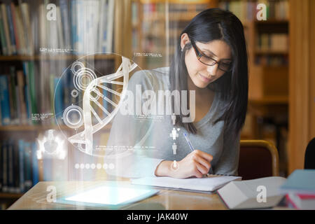 Konzentrierte Reife studiert Medizin auf digitale Schnittstelle in der Universitätsbibliothek Stockfoto