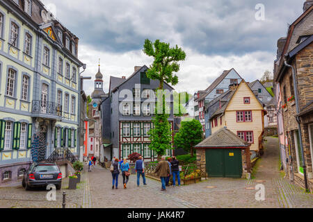 Monschau, Deutschland - 21. Mai 2017: Stadtbild von Monschau mit unbekannten Menschen. Die Altstadt hat viele Fachwerkhäusern und engen st Stockfoto