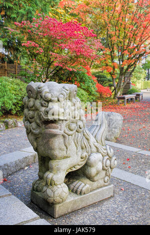 Japanischen Komainu männlich Foo Dog Tempel Guardian Granitstatue Stockfoto