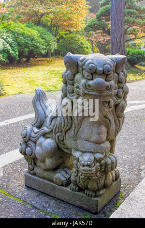 Japanischen Komainu weiblich Foo Dog Tempel Guardian Granitstatue Stockfoto