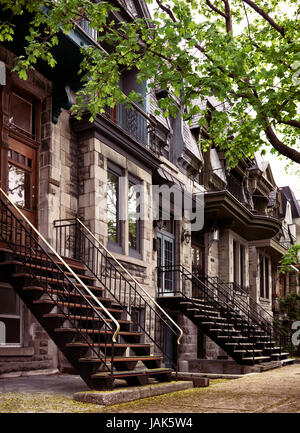 Lizenz erhältlich bei MaximImages.com Reihe historischer Stadthäuser, Häuser im französischen Stil, auf der Avenue Laval in Montreal, Quebec, Kanada. Stockfoto