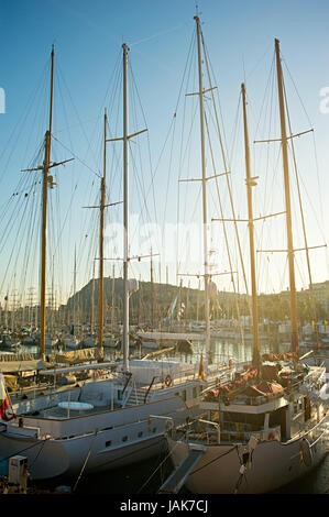 Wunderschöne Yachten ankern in Barcelona, Blick auf Bucht im Sonnenuntergang Sonne Stockfoto