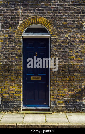 stilvolle Eingang eines Wohnhauses, wölbt sich eine interessante Fassade des alten Steins über der Tür, eine typisch englische Altbauten, london Stockfoto