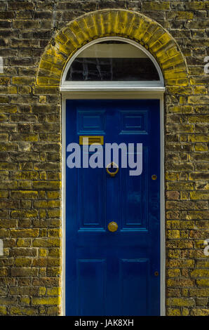 stilvolle Eingang eines Wohnhauses, wölbt sich eine interessante Fassade des alten Steins über der Tür, eine typisch englische Altbauten, london Stockfoto
