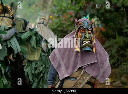 Ein Teufel trägt seine Maske auf der Rückseite des Kopfes bei einem Spaziergang durch die Stadt während der Juegos de Los Diablitos, einer indigenen Zeremonie im Boruca, Costa Stockfoto